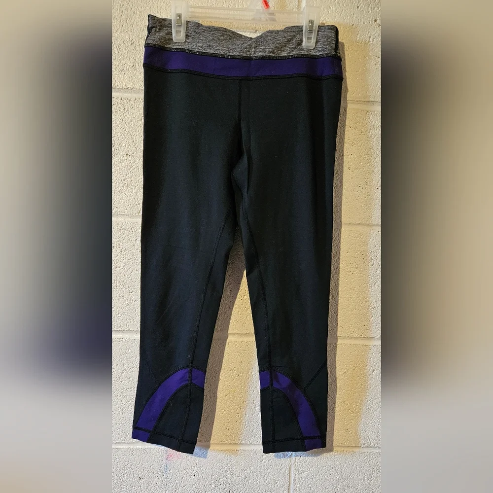 Lululemon Size 6 Crops - Picture 1 of 3
